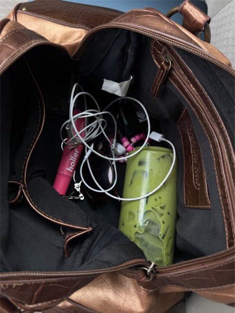 lilyychloe's tweet photo. the beauty of wired earphones https://t.co/dV7zeZ5qcV