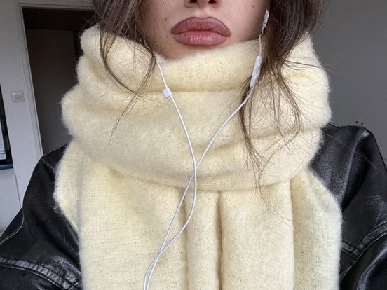 lilyychloe's tweet photo. the beauty of wired earphones https://t.co/dV7zeZ5qcV