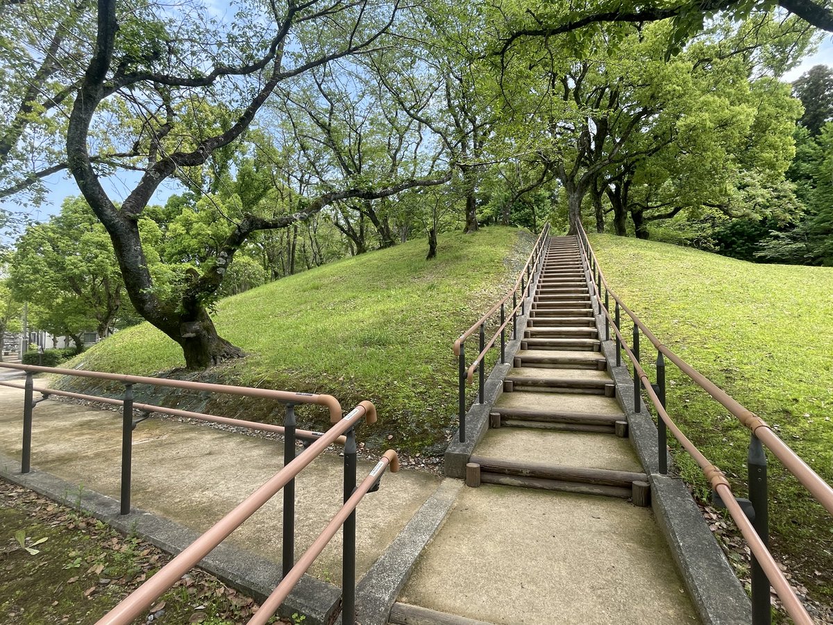 kavakava48's tweet photo. 運命を変えたければ
目に映る景色を変える

九星気学の日盤を頼りに自宅
から750m以上離れた場所を訪れる小さな旅

4/25土　南東
五台山　上宮神社⛩️

4/26日　南西
河ノ瀬町　サニーマート土佐道路店(ちふれ化粧品)🪭

4/27月　東
高須東町　乾商会🪭

4/28火　北
丸の内　高知城すべり山⛰️ https://t.co/GTR84plH3t