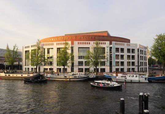 🚨Gemeente Amsterdam knipt straat waar normaliter jaarlijks een pizzabezorger zijn bijdrage doet aan de dodenherdenking, de toekomst van de traditie is hierdoor onzeker