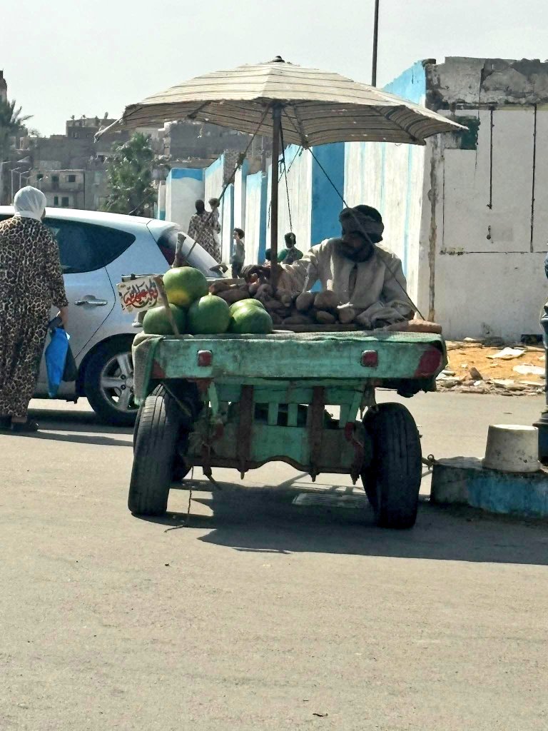 الراجل ده عند موقف العبور في #السويس بيبيع بطاطا ب ١٥ ج وعنده شلل ف ايده مش بيقدر حتي يوزن للناس بيخلي الزبون يوزن اشتروا منه ولو ب ١٥ ج وربنا يرزق الجميع