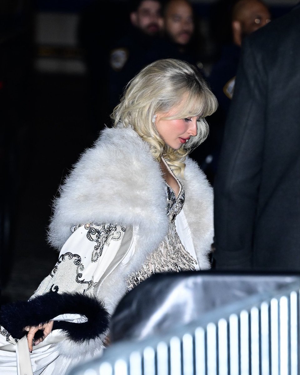 BONECA! Sabrina Carpenter chegando em sua after party do #MetGala.