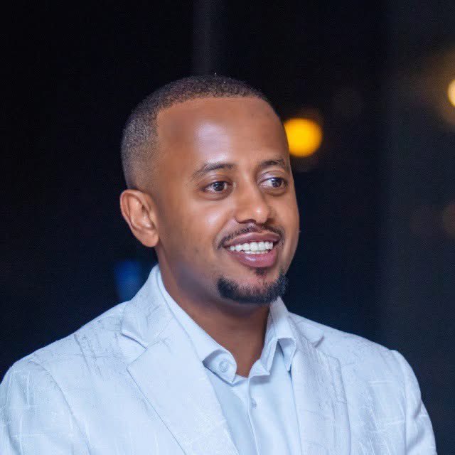 NatnaelMekonne7's tweet photo. እሸቱ መለሰ ሃጢአተኛ ሴት ለምን ለገዳም ማሰሪያ ገንዘብ ሰበሰበች ይላል። እኔ እንደሱ ሃይማኖቴ ላይ ጠንካራ ባልሆንም ድሮ ፈሪሳውያን ኢየሱስ ከሃጢአተኞች ጋር ሲበላ “እንዴት ከሃጢአተኞች ጋር ይቀመጣል?” ይሉ እንደነበር አውቃለሁ። ኢየሱስ ያልተፀየፋቸውን የሚፀየፉ ሰዎች በየዘመኑ ይፈጠራሉ። 

ለማዳ ሰይጣን በግዜር ይምላል እንዲሉ አንድ የማውቀው ነገር እግዜር ደጅ ላይ ቆሜ ገቢና ወጪውን ልቆጣጠር የሚልን ሰው ማመን እንደሌለብኝ ነው።  እሸቱ መለሰ አንተ ከኢትዮጵያ አልፈህ ለአሜሪካ ምእመናን ገዳም ካላሰራሁ ስትል የነበረው ፅድቅህ ሞልቶ ስለፈሰሰ ነበር እንዴ? እራስህ በአንደበትህ “እኔ ካንቺ በላይ ሃጢአተኛ ነኝ” ብለሃል። ከሷ በላይ ሃጢአተኛ ከሆንክ ታዲያ ለምን ነበር ለአብያተክርስቲያናት ገንዘብ ስትሰበስብ የኖርከው? ወይስ አንተ የእግዜር favorite ልጁ ነህ? 

አንተኮ ህፃን ልጄን ቴሌቭዥን አላሳይም ብለህ የሌሎች ሰዎች ህፃናት ልጆችን በቻናልህ እያቀረብክ «አረቄ ትጠጫለሽ አትጠጪም?» እያልክ የምትጠይቅና ህፃናቱ ሲያድጉ ባንተ ምክኒያት የተሰራጩ ቪዲዮዎች በልጆቹ የነገ ህይወት ላይ ምን አይነት ተፅእኖ እንደሚያመጣ ማሰብ የማትፈልግ ሰው ነህ። ዛሬ ለእግዜር ቤት ገቢ ማሰባሰቢያ ማን መስራት እንዳለበትና እንደሌለበት በየመሃሉ ማስታወቂያህን እያስገባህ ትተነትነዋለህ። የሚገርመው እሱ አይደለም። ሰው በድርጊትህ ሲኮንንህ “ማታ ይቅርታ ስለምጠይቅ ዩቱዩቤ ላይ ጠብቁኝ” አልክ። ሁሉን ነገር ካልነገድኩበት ብለህ እንዴት ትዘልቀዋለህ? ጭራሽ አንተ ይቅርታ ልትጠይቅ እኛ በዩቱብ ከፍለን ነው የምናይህ ማለት ነው? 

እኔ በዚህ አይነቱ ጉዳይ መፃፍ አልወድም ግን እንደዚህ አይነት ጥቁር ፈሪሳውያን ደሜን ያፈሉታል። መንፈሳዊ ይዘት ያለው ቃላት መርጠው ተጠቅመው የሰው አጥንት በምላሳቸው የሚሰብሩና በእግዜር ቤት ውስጥ ፖሊስ መሆን የሚቃጣቸው ሰዎች ያንገሸግሹኛል። ቤተክርስቲያን ውስጥ እግዜር አለ። ከእግዜሩ በታች አባቶች አሉ። እነሱ ያልተፀየፏትን ሴት ጉድፏን አንስቶ ሊያውም ለዩቱዩብ መሸቀያነት ማዋል ከኢትዮጵያ አልፎ ለአሜሪካ ምእመናን ከሚጨነቅ “ ብፁእ” ዩቱዩበር አይጠበቅም።