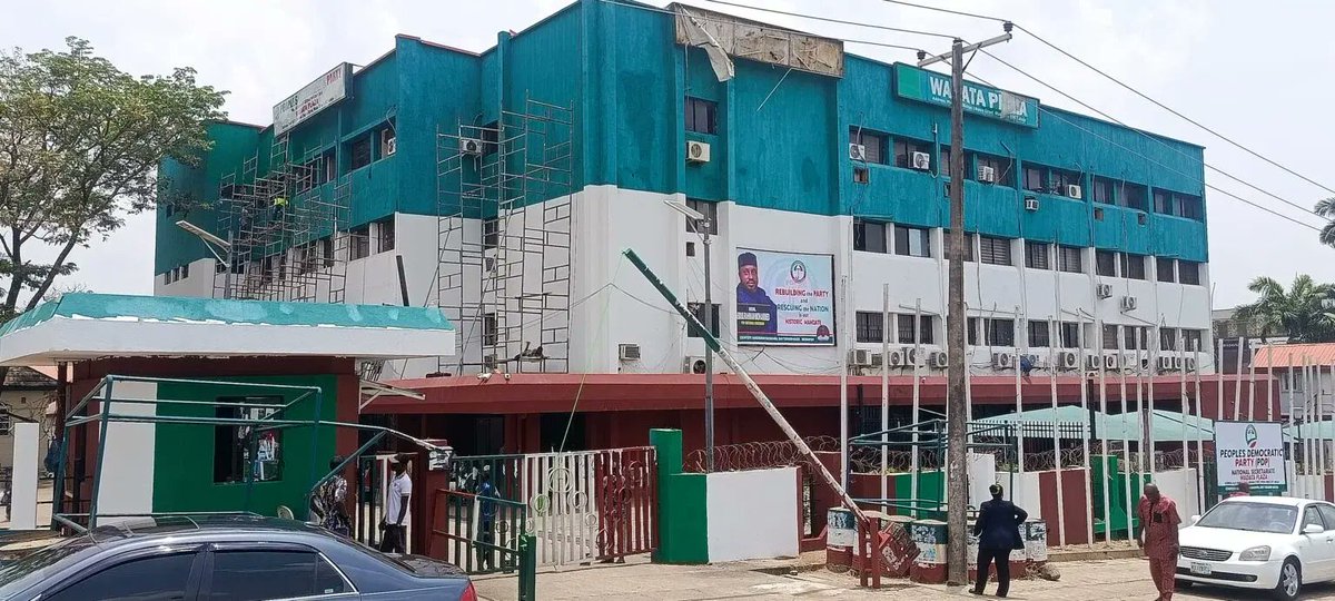 emjtvofficial's tweet image. 🚨 PDP crisis deepens ahead of 2027 elections

Rival factions in the Peoples Democratic Party are now claiming control, with parallel leadership structures emerging in Abuja.

One bloc aligned with Seyi Makinde announced an interim leadership
#PDP #NigeriaPolitics #2027Elections