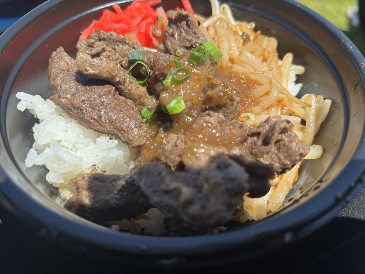 sightseeingyy's tweet photo. フェス飯を欲望のままに食べてみた！ホルモン焼きがめっちゃオススメでつ、、！ https://t.co/2n2HsMmyQU