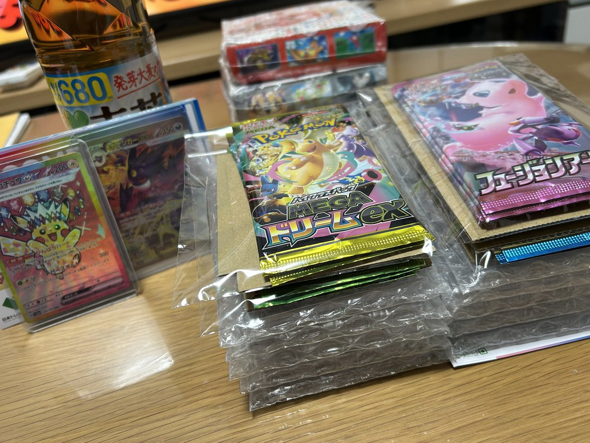 オリパで届いた景品- ̗̀📦 ̖́-
PSA10×10個。BOX複数個とパック。
早速、ニンジャスピナーBOX開封したけど、
メガゲッコウガどころか何も出なくてこれ再シュリンクしてない？ってレベルで爆死。
RRカード2枚にR数枚。
こんな事ある？(´・ω・｀)
サーチ済のバラパック再シュリ品じゃない？w
