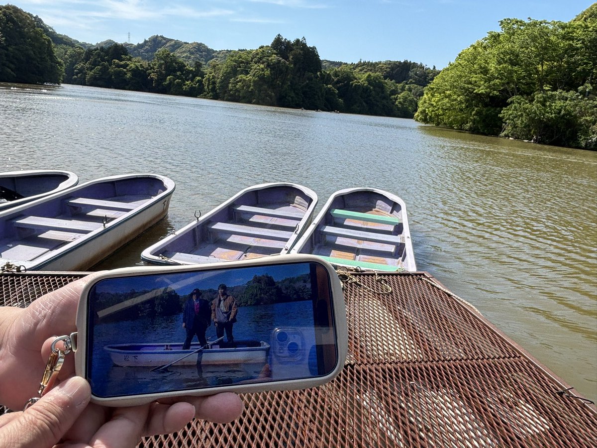 fumimaru0424's tweet photo. 推し活😆
千葉県君津市にある亀山湖
松下ボートハウス
実写版笑ゥせぇるすまん
「借りパクの泉」と
情熱大陸に出てきた湖
今日は天気も良く、ボートで釣り🎣してる人が沢山
最近大志くんは釣りしてるのかな？
#中川大志 https://t.co/ydvCSLi8OH