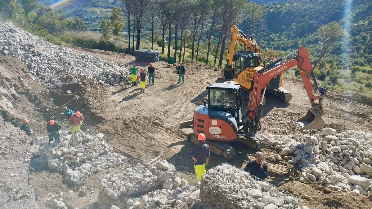metisnews2's tweet image. 🏗️ Lavori in corso per la sicurezza dello Scoglio in vista delle celebrazioni dell’11 maggio. #Lavori #Sicurezza #Viabilità #Celebrazioni #11Maggio #Santuario #Pellegrini #CalabriaVerde #FratelCosimo #DiocesiLocriGerace ↓ metisonline.org/2026/05/05/lav…