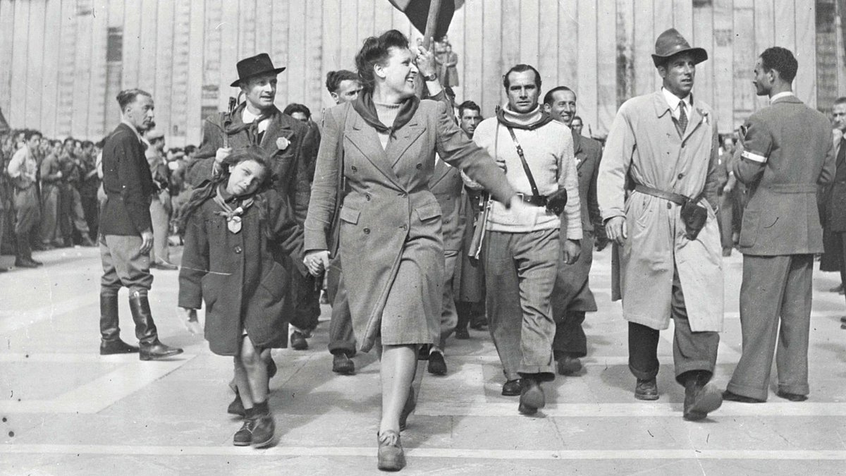 IveserVenezia's tweet photo. 5 maggio 1945
Piazza San Marco #Venezia, la sfilata delle brigate partigiane
[Archivio Iveser] https://t.co/1gMipzt8be