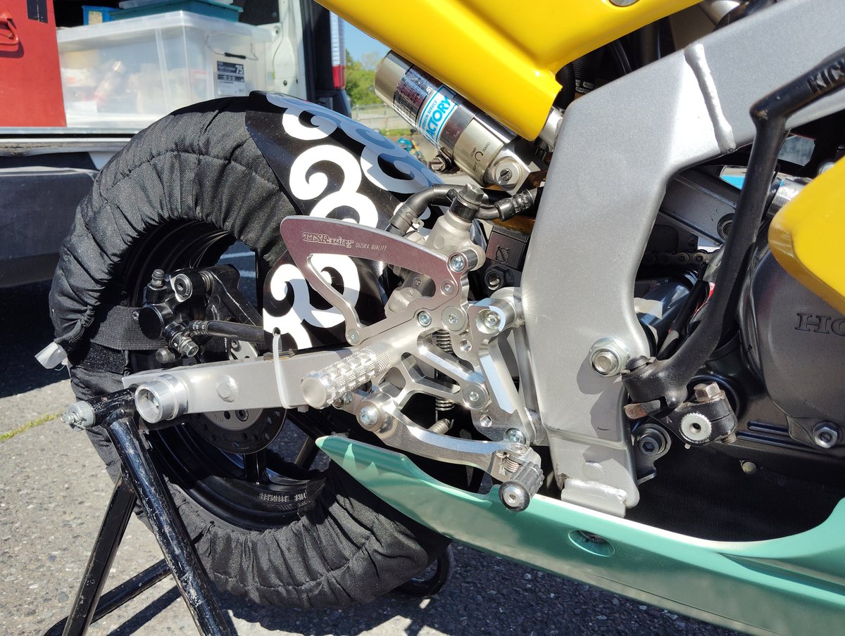 M_riding_lab's tweet photo. 本日は桶スポミドルコースで第3戦に向けての練習走行でした。
新アイテムTTS製ステップキットで走ってきました
結果は細部までしっかり制作されていて、ワンランクアップしたマシンになった感覚でした😁
またステップバーのグリップが凄くてびっくりしました🤯
#TTS #NSF100 #桶スポ #バイク #レース https://t.co/hoIMMqprC3