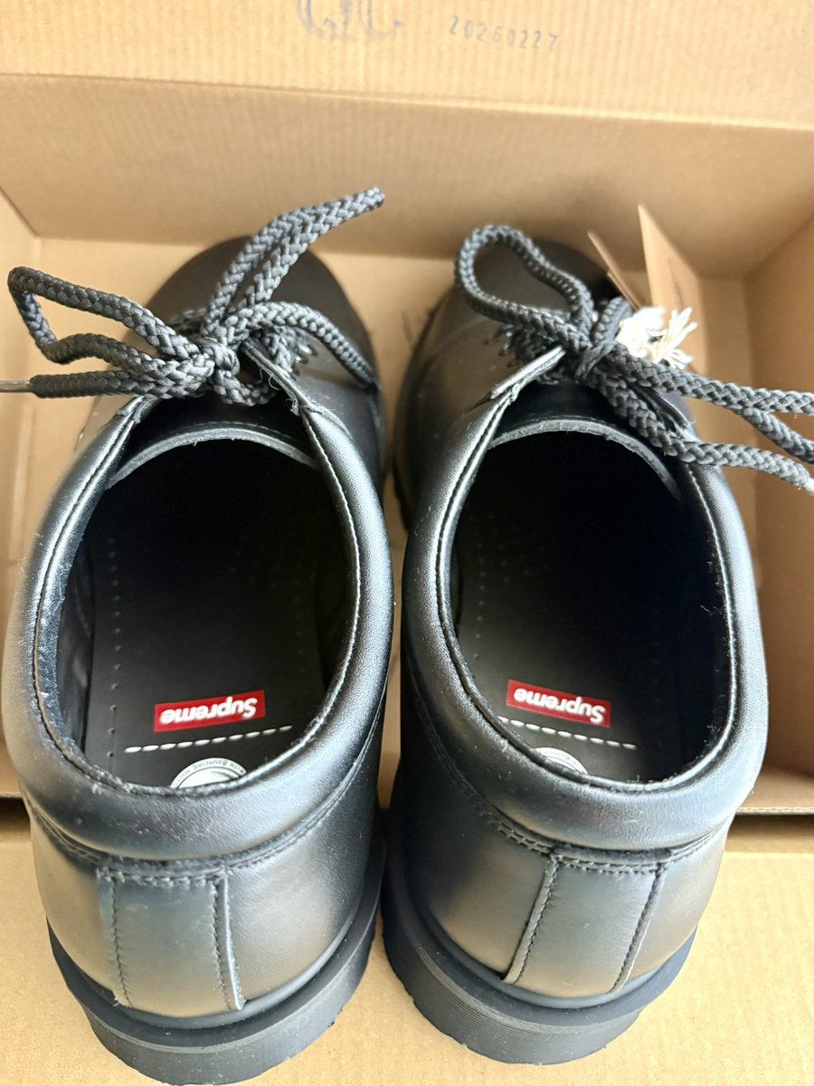 snkhkt23's tweet photo. Supreme × Dr.Martens Postal Shoe

めっちゃ皮が柔らかいですね

なぜか履き心地もいい気が
カカトのパッドもいい仕事してる？

サイズは少し大きめが好きなのもあるので
マイサイで大丈夫でした👌 https://t.co/9tdDchb44G