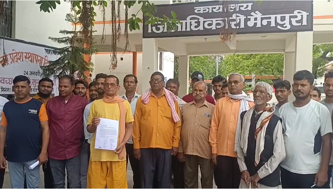 EkSandesh24's tweet image. मैनपुरी में शिव मंदिर की जमीन पर दबंग राजवीर का अवैध कब्जा! ग्रामीणों की शिकायत पर डीएम ने तहसीलदार को दिए जांच के निर्देश।तहसील सदर की टीम मौके पर पहुंची।मंदिर की भूमि को अतिक्रमण मुक्त कराने की कवायद तेज।#Mainpuri #LandDispute #UPNews #TempleLand #Encroachment #DM #BreakingNews