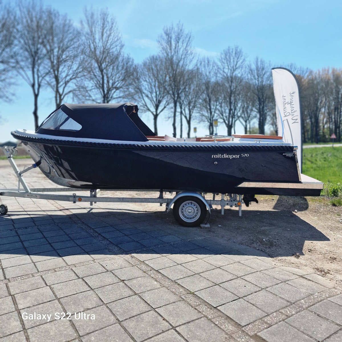 ReindersBoten's tweet photo. Mooi afbouwproject #Reitdieper 570 #Tender donkerblauw/wit, Silvertex DeLuxe bekleding Sunset, Finteak, buiskap Carbon en afgebouwd met #Suzuki DF30.
#sloepen #sloepenentenders #showroom #Oldambt #Beerta #verkocht https://t.co/7qwuVMnMUq