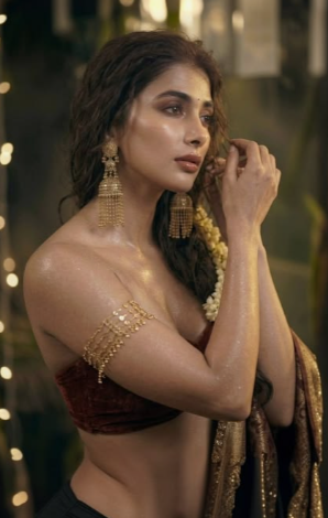 seraphinatweet's tweet image. You won’t believe how Pooja Hegde nailed this look! 😍✨ #StyleGoals