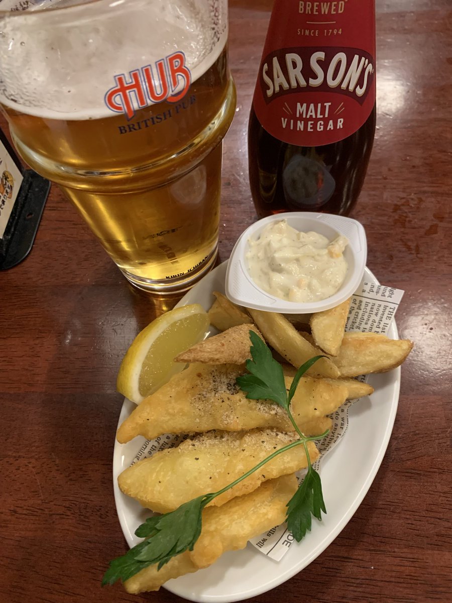qGz9yVE62GoI0D7's tweet image. 今日も今日とて
お酒飲みたいので
HUBへ💨💨💨

一番搾り🍺
＋フィッシュ&amp;amp;チップス

ブラック&amp;amp;ムーン🍺
(HUBエール＋ギネスビールのカクテル🍸)
＋おつまみシュリンプ🦐

白ワイン
＋おつまみ鮭とば

お酒も
おつまみも
めっちゃ美味いので
大満足！！！😋😋😋

#HUB 💕