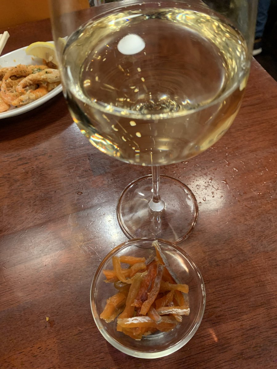 qGz9yVE62GoI0D7's tweet image. 今日も今日とて
お酒飲みたいので
HUBへ💨💨💨

一番搾り🍺
＋フィッシュ&amp;amp;チップス

ブラック&amp;amp;ムーン🍺
(HUBエール＋ギネスビールのカクテル🍸)
＋おつまみシュリンプ🦐

白ワイン
＋おつまみ鮭とば

お酒も
おつまみも
めっちゃ美味いので
大満足！！！😋😋😋

#HUB 💕