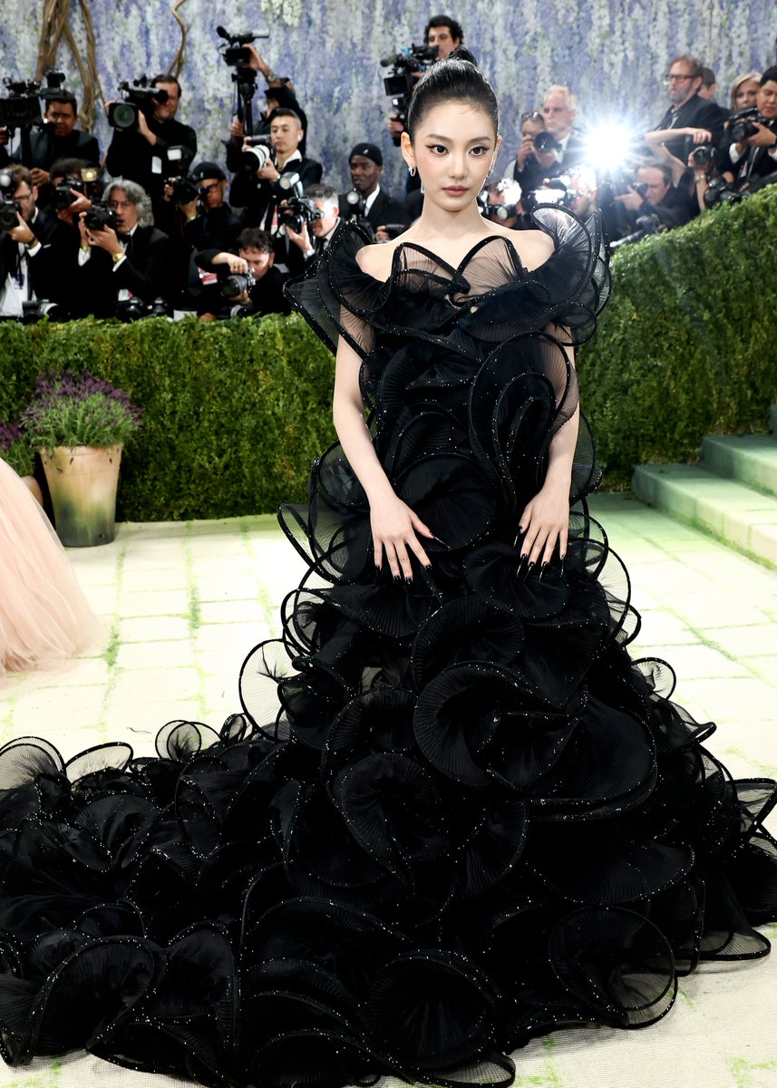 cafedoona's tweet photo. Oo ningning #MetGala https://t.co/Ffexaduxy8