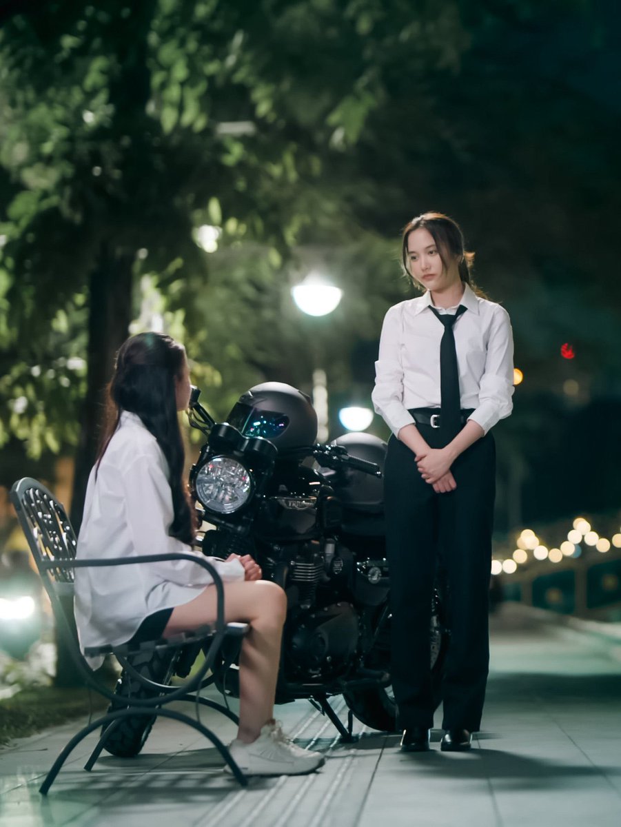 ภาพโคตรพินเทอเรส คือมันดีย์ไปหมดทุกอย่าง มันครบทุกอย่างเกินกว่าจะเป็นแค่ซีนนึงในซีรีย์อะ แสง บรรยากาศ เสื้อผ้า ตัวคนเอง ฟรีนเบคแม่งสุดจริงว่ะ ไม่ว่าจะเป็นคาแรคเตอร์แบบไหนก็กลมกล่อมเข้ากันดีไปหมด ยอม