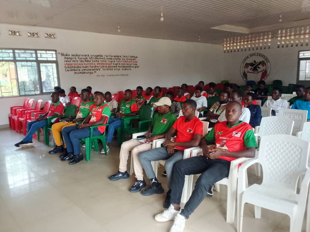 cndd_fddburunga's tweet photo. Abanyeshure bahurikiye mumugambwe uri kubutegetsi @CnddFdd  bavuka muri komine #Makamba  intara #Burunga biga mu makaminuza atandukanye barakoranira hamwe  buri kwezi  barabirahamwe icokorwa mwishirwa mungiro  ry'ibikorwa vy'imbonakazoza, no gutsimbataza ubumenyi
@DorianeMunezero https://t.co/kaJboFVUsJ