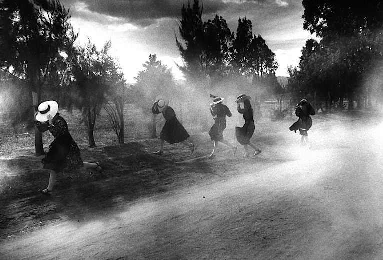 eyeonaxis's tweet photo. Young Mennonite women fleeing a cloud of dust in Durango, México, 1994 by Larry Towell https://t.co/HT1ZHQWnmN