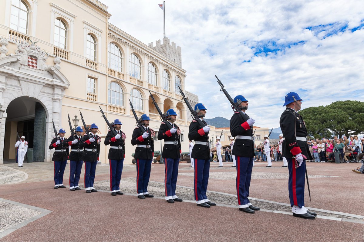 monaco__info's tweet photo. Hier, à l’occasion de la Relève de la garde, qui se tient chaque jour à 11h55 précises, la Compagnie des Carabiniers de S.A.S. le Prince a procédé au changement d’uniforme, passant de la tenue d’hiver à la tenue d’été.

Le reportage :

➡️ https://t.co/WrufODJNGQ https://t.co/4vHAOvABIL