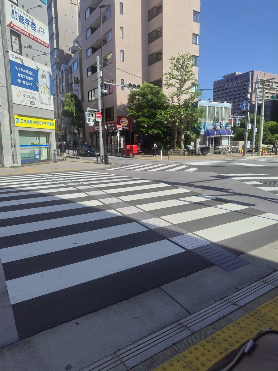 ssoyano's tweet photo. ５月２日のお茶の水駅前の交差点です。いつもなら午前8時は沢山の人が歩いていますが、もう連休開始の為に誰も歩いていません😮 https://t.co/SBMN5wUp4x