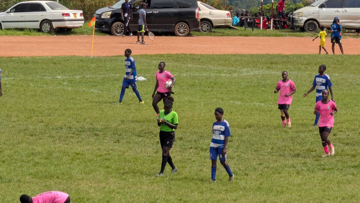 realjazjose's tweet photo. ✍🏻✍🏻✍🏻
@USSSAOnline National championship ball games 1.
👉Seroma Christian High School Mukono.
Quarter finals.
St. Noa Girls  3:0 Latiffa Mixed Secondary.
Ekishaayi(3-4pm)
@TayariWestTV 
#Life_goes_on.
📸zubail_sports https://t.co/e96bpHc5WG