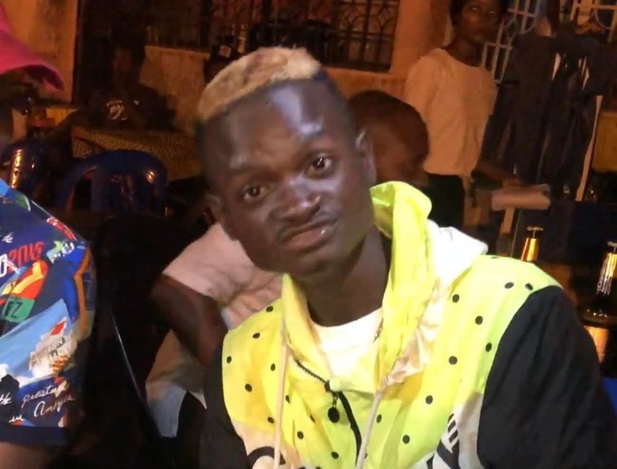 🔴#RDC—— Il y a à peine 6 ans, un jeune qu’on appelait Petit Fally chantait dans les rues de #Kinshasa, vers #Shaba. Il passait table par table, pour arracher 2000fc, 5000fc… juste de quoi survivre avec le courage… et un rêve têtu. Aujourd’hui, le voir performer au Stade de