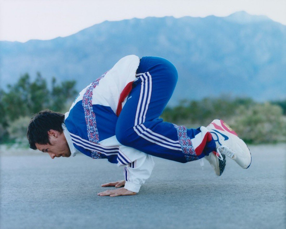 i know harry can lift like two times of his own weight but him doing headstand and crow pose is so impressive to me THATS MY BABY