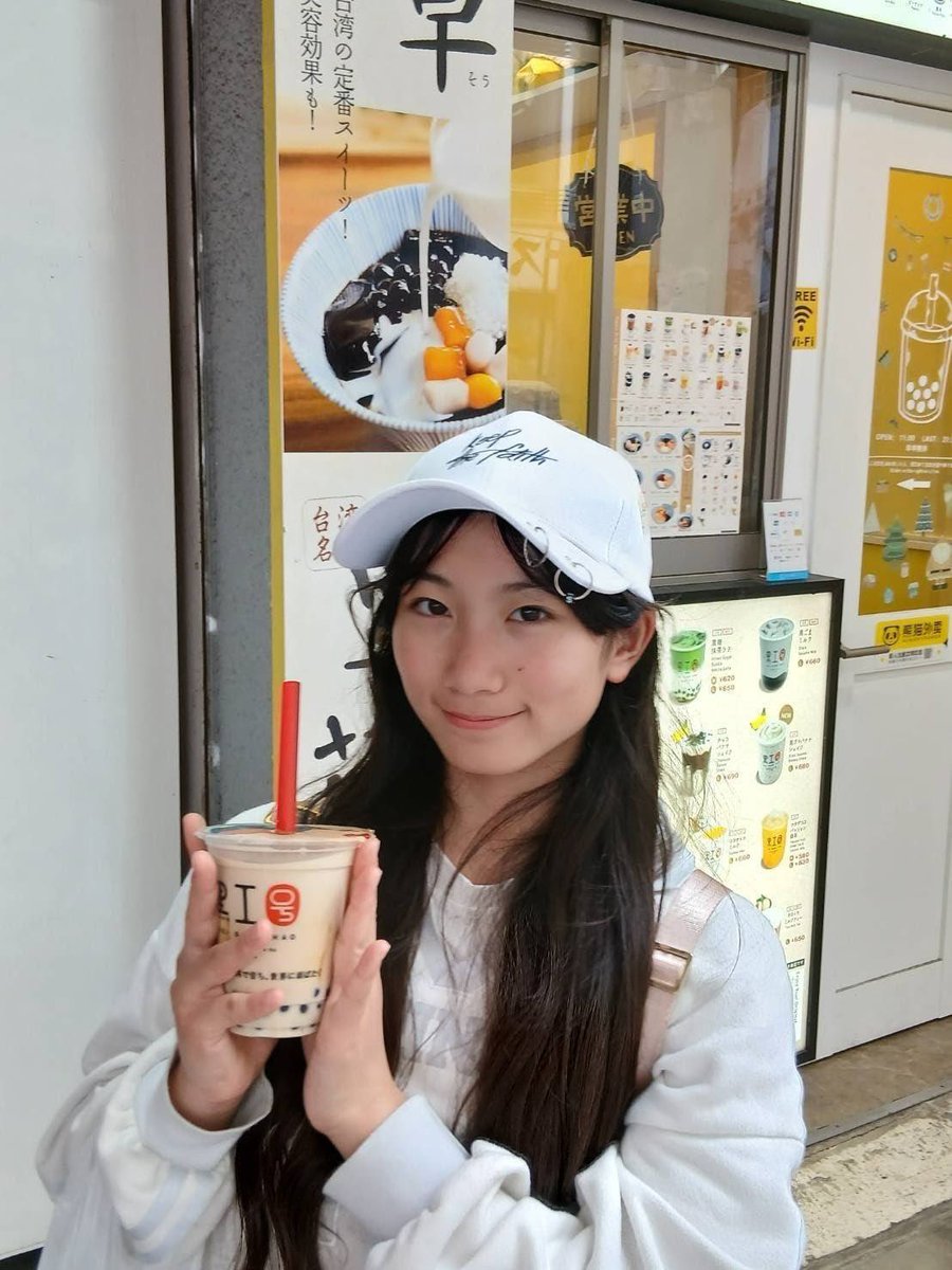 タピオカミルクティー飲んだよ🧋
タピオカの食感がめっちゃすきなんだよね💞

#CHiCKちゃん #板花希音 #アイドル