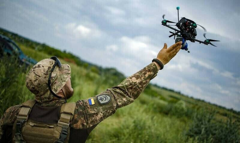 Military_idv_tw's tweet photo. 最新消息！：#台烏友好  《紐時揭台烏無人機交流！逾10萬架銷歐多數入烏　實戰數據跨海抵台》－摘要 | 《紐約時報》揭露烏克蘭在戰場累積的無人機作戰經驗已透過企業、工程師與志工網絡與台灣出現非正式接觸；在缺乏官方軍事關係情況下，相關技術與心得正以多種形式快速傳遞回台灣國內

圖：烏克蘭軍方 https://t.co/LVgp2CbHZv