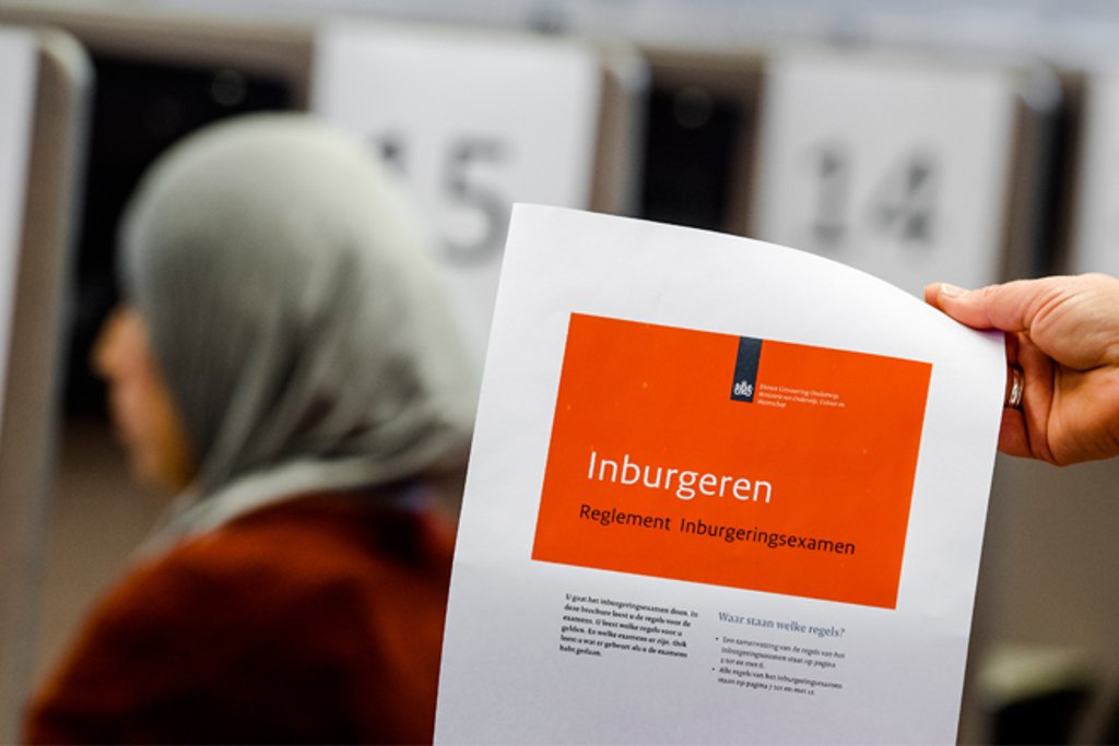 Nieuwkabinetnl's tweet image. Kamerleden stellen vragen over #fraude bij #inburgeringsexamens, waarbij mensen mogelijk vals spelen om hun Nederlandse test te halen. nieuwkabinet.nl/dossier/274211 #nieuwkabinet #asiel inburgeren.nl/examen-doen/