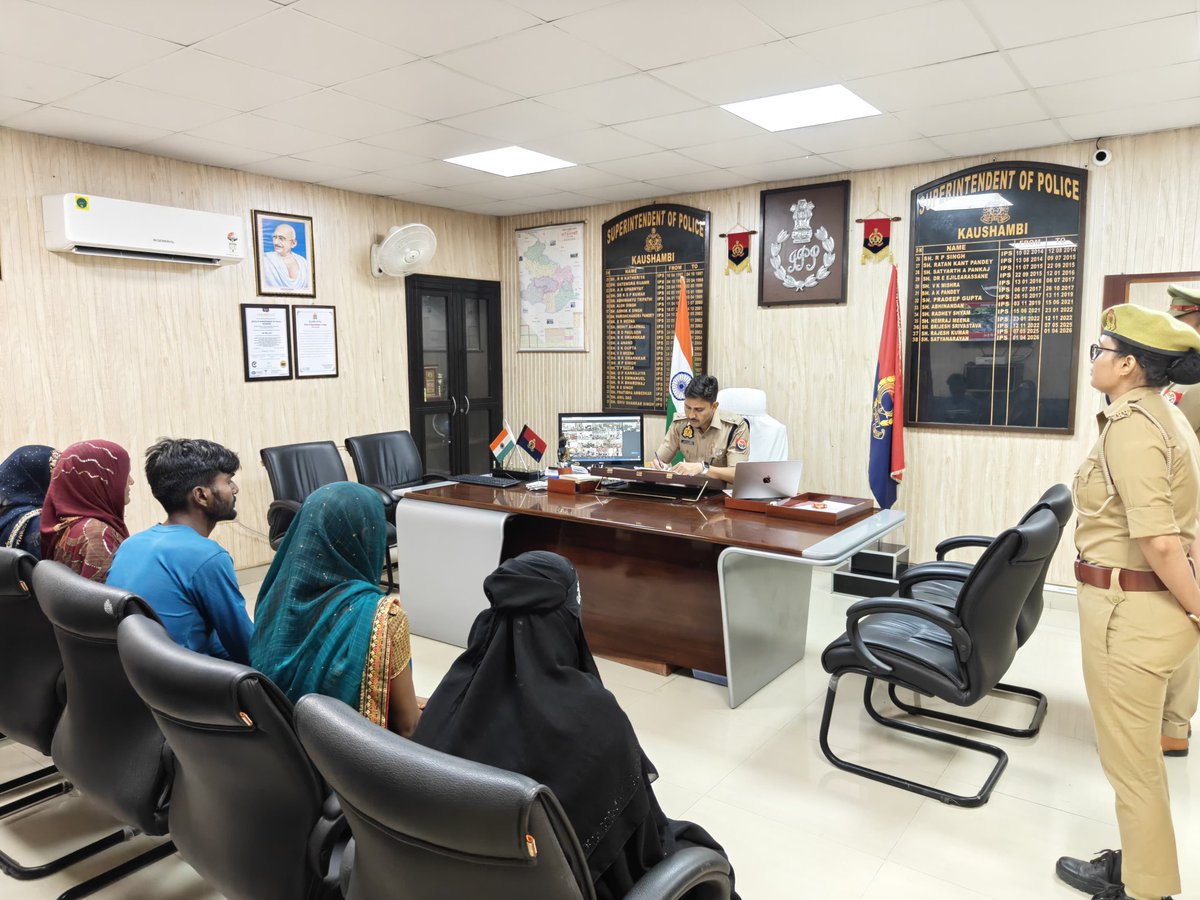 Jitendr99863755's tweet photo. कौशाम्बी पुलिस का एक्शन मोड
पुलिस अधीक्षक सत्यनारायण ने पुलिस कार्यालय में जनसुनवाई कर फरियादियों की समस्याएं सुनीं। दूर-दराज से पहुंचे लोगों ने अपने प्रार्थना पत्र सौंपे, जिन पर एसपी ने गंभीरता से संज्ञान लिया।
@Uppolice @kaushambipolice
@IPSsatyanarayan #salı #altın #3maggio https://t.co/5fQ4rG1Wuz