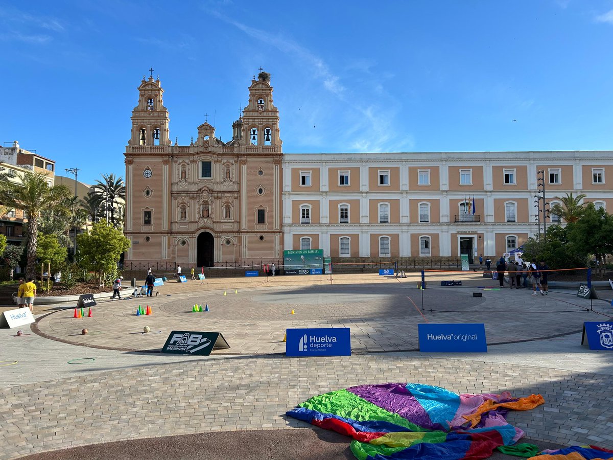 Fed_And_Bad's tweet photo. Cuenta atrás para el comienzo del Día del Bádminton Inclusivo! Ya está todo preparado en la Plaza de la Merced de Huelva para el inicio de la quinta edición de este día tan especial para el deporte sin barreras

@hortifrut_world

#AndalucíaRegiónEuropeaDelDeporte https://t.co/IhB2v56JbG
