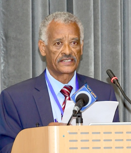 shabait's tweet photo. ሪፖርታዥ
“ብሉጽነት ሰብ-ሞያ ፋርማሲ ብምዕባይ፡ ውሕስነት ጥዕና ነረጋግጽ”
ሱሌማን ኣሕመድ

ፋርማሰቲካዊ ማሕበር ኤርትራ፡ “ብሉጽነት ሰብ-ሞያ ፋርማሲ ብምዕባይ፡ ውሕስነት ጥዕና ነረጋግጽ” ብዝብል ቴማ ካብ 1 ክሳብ 2 ግንቦት 2026 መበል 19 ስነ-ፍልጠታዊ ዋዕላን መበል 20 ሓፈሻዊ ጉባኤን ኣብ ኣስመራ - ሆቴል ኣስመራ ፓላስ ኣቃኒዑ።

ኣብቲ ብ1 ግንቦት ዝተኻየደ መበል 19 ስነ-ፍልጠታዊ ዋዕላ፡ ፕረዚደንት ማሕበር ኣቶ ኣብርሃ ገብረ ኣብ ዘስመዖ መኽፈቲ ቃል፡ ሞያ ፋርማሲ ኣብ ምውሓስ ጥዕና ዘለዎ ዕዙዝ ኣገዳስነት ድሕሪ ምዝርዛር፡ ብሉጽነት ፋርማሲ፡ ኣንጠጢኻ ዝርከብ ዘይኮነ፡ ቀጻሊ ጻዕሪ ዝሓትት ሞያ ምዃኑ፣ ኣብ ሆስፒታል፡ ኣብ ኮማዊ ፋርማሲ፡ ኣብ መጽናዕታዊ ቤተ-ምርምር ይኹን ኣብ ምክልኻል ኣካላዊ ጥዕና ዘለዎ ተራን ኣገዳስነትን ልዑል ከም ዝኾነ ኣስሚሩሉ።

“ፋርማሲስት፡ ሕማም ንምልላይ ዝግበር መርመራን ተሓካሚ ናብ ንቡር ጥዕና ንምምላስን ከም ድልድል ኮይኑ ዘሳግር ብሉጽ ሞያ እዩ” ዝበለ ፕረዚደንት ማሕበር ኣቶ ኣብርሃ፡ ጽልዋ ክሊኒካዊ ብቕዓቱ ኣብ ሕብረተሰብ ምስ ወረደ ዝያዳ ጎሊሑ ከም ዝርአ ኣገንዚቡ።

ፋርማሲቲካዊ ማሕበር ኤርትራ፡ ሞያዊ ብቕዓት ኣባላቱ ንምዕባይ ቀጻሊ ናይ ትምህርትን ዘተን መድረኻት ከም ዝኸፍት ከምኡ’ውን ኣፍልጦ ሕብረተሰብ ኣብ ውሑስን ርትዓውን ኣጠቓቕማ መድሃኒት ንምዕባይ ሰፊሕ ሸፈነ ዘለዎ ጎስጓሳት ከም ዝገብር ብተወሳኺ ኣብሪሁ።

ፕረዚደንት ማሕበር ኣቶ ኣብርሃ ቀጺሉ ዕላማ ናይ’ቲ ጉባኤ፡ ንኣባላት ማሕበር ክፉት ናይ ምብህሃል መድረኽ ብምፍጣር፡ ኣብ መዳይ ሕክምና ብሓፈሻ ኣብ ሞያ ስነ-መድሃኒት ንዝተመዝገቡ ገስጋሳት ድማ ብዕምቈት ንምዝታይን ተመኵሮ ንምልውዋጥን ባይታ ዝኸፍት ምዃኑ ሓቢሩ።

ኣብቲ ዝተኻየደ ስነ ፍልጠታዊ ዋዕላ፡ ዓቕምን ብቕዓትን ሞያ ፋርማሲ ንምፍታሽ ናይ ምብህሃል መድረኽ ክኸፍቱ ዝኽእሉ፡ ብምኩራት ሰብ ሞያ ጥዕናን ንኣሽቱን ኣባላት ናይቲ ማሕበርን ዝተዳለዉ ሓያሎ መጽናዕታዊ ጽሑፋት እዮም ቀሪቦም።

ፈለማ፡“ተጠቃምነት ‘ፓራሲታሞል’ (ፈውሲ ቃንዛ) ኣብ እዋን ጥንሲ፡ ኣብ ዕሸል ከውርዶ ዝኽእል ጥዕናዊ ሳዕቤንን ተኽእሎታት ኦቲዝምን” ብዝብል ኣርእስቲ መጽናዕታዊ ጽሑፍ ዘቕረበ፡ ካብ ሃገራዊ ቁጽጽር መድሃኒትን መግብን ሚኒስትሪ ጥዕና ዶክተር ሙልጌታ ርእሶም እዩ።

ዶክተር ሙልጌታ ርእሶም፡ ፓራሲታሞል ቃንዛ ንምህዳእ ተባሂሉ ዝኾነ ሰብ እንተላይ ነፍ-ሰጾራት ብብዝሒ ዝወስድኦ መድሃኒት ምዃኑ ድሕሪ ምግላጽ፡ ሕክምናዊ ምርምራት ኣብ መንጎ እቲ መድሃኒትን ኣብ ነፍሰ-ጾር ዘውርዶ ሃስያን፣ ዓለማዊ ሕክምናዊ ውድባት ዝህብኦ ርእይቶታት፣ ከምኡ’ውን ሰብ ሞያ ፋርማሲን ሓካይምን ካብኡ ክረኽብዎ ዝኽእሉ ምኽሪ ዕላማ ብምግባር እዩ ነቲ መጽናዕታዊ ጽሑፍ ኣቕሪብዎ።

እቲ ኣብ ዝተፈላለያ ሃገራት ዝተኻየደ መጽናዕታዊ ጽሑፍ ኣተኲሩ ብዶክተር ሙልጌታ ዝቐረብ ጽሑፍ፡ ነፍሰ-ጾርን ፓራስታሞል ምውሳድን ምስ ኦቲዝም ቀጥታዊ ምትእስሳር ከም ዘይብሉ፡ ይኹን’ምበር ኣብ ምዕባለ ሓንጎል ናይቲ ኣብ ማህጸን ዘሎ ዕሸል ጽልዋ ከም ዘለዎ ዝሕብሩ ሕክምናዊ መጽናዕትታት ከም ዝተረኽቦ ጠቒሱ።

በዚ መሰረት፡ ኣብ ሃገርና ነፍሰ-ጾራት ፓራስታሞል መድሃኒት፡ ብትእዛዝ ሓካይም ኣብ ዘድልየሉ እዋን ጥራይ ክወስዳ ከም ዘለወን ኣብ መወዳእታ ዶክተር ሙልጌታ ተላብዩ።

ቀጺሉ፡“ብውሽጣዊ ዓቕሚ ዝካየድ ክለሳ ሃገራዊ ዝርዝር መድሃኒት” ዘተኮረ መጽናዕታዊ ጽሑፍ፡ ብፋርማሲስት ኑሩ ዓብዱ ካብ ጨንፈር ኣገልግሎት መድሃኒትን ናውቲ ሕክምናን ሚኒስትሪ ጥዕና እዩ ቀሪቡ።

ፋርማሲስት ኑሩ ኣብ ዘቕረቦ ጽሑፍ፡ ሕሉፍ ታሪኽ ከም ዘመልክቶ፡ ውሱን ምንጪ ወይ ሃብቲ፡ ውዒሉ ሓዲሩ ደገኣዊ ተክኒካዊ ሓገዝን ተመርኳስነትን ከም ዝሓትት፣ እዚ ድማ ኣብ ውሽጣዊ ስራሕ ፋርማሲን ካልእ ሕክምናዊ ንጥፈታትን ናይ ግዜ ምምጣጥ፡ ዘይምስትኽኻልን ካልእ ጸገማትን ከም ዝፈጥር ብምምልካት፡ ኣብ ሕክምናዊ መዳይ ርእሰ-ምርኮሳ ምህላው ኣገዳሲ ሸቶ ምዃኑ ኣስሚሩሉ።

ንሱ ብተወሳኺ፡ ኣብ ሃገርና ካብ ብረታዊ ቃልሲ ዝጀመረ፡ ኣብ ጉዳይ ፋርማሲን ምድላው መድሃኒትን ክካየድ ዝጸንሐ ሓያል ጻዕሪ ካብ ተመርኳስነት ንምእላይ ዘተኮረ ምዃኑ ድሕሪ ምብራህ፡ ይኹን’ምበር ካብ ተክኒካዊ ጽግዕተኛ ናብ ፍጹም ርእሰ ምርኮሳ ንምስጋር ዝጎድለና ዕማማት ከምዘሎ ኣብቲ መጽናዕታዊ ጽሑፉ ኣነጺሩ።

ኣብ ትሕቲ ሓሙሽተ ዓመት ዝርአ ሕማም ውጸኣት፡ ብዘውርዶ ናይ ሞት መቕዘፍቲ ኣብ ካልኣይ ደረጃ ዝስራዕ ኮይኑ፡ 18 ሚእታዊት ኣብዚ ዝተጠቕሰ ዕድመ ንዝርአ ሞት የጠቓልል። መብዛሕትኦም እቶም ዝስዕቡ ናይ ሞት መቕዘፍቲ፡ ሰብነት ንምጥላል ብኣፍ ብዝወሃብ ፍወሳ ብቐሊሉ ክእለዩ ዝኽእሉ ምዃኖም እዮም ሕክምናዊ ጸብጻባት ዘመልክቱ። ‘ኦ.ኣር.ኤስ’ (ORS)፡ ድርቀት ሰብነት ብምእላይ ሕማም ውጸኣት ንምፍዋስ ብዝለዓለ ዘገልግል ውጽኢታዊ ፍወሳ እዩ። ብቐሊሉ ክርከብን ክዳሎን ዝኽእል ኣብ ርእሲ ምዃኑ፡ ብዙሕ ዋጋ ዝሓትት’ውን ኣይኮነን።

ፋርማሲስት ገብረመድህን ተስፋማርያም ካብ ሆስፒታል ደቀምሓረ፡ ነዚ ብዝምልከት፡ “ገምጋም ኣብ ትሕቲ ሓሙሽተ ዓመት ህጻናት ዝርአ ሕማም ውጸኣትን ምሕደርኡን፡ ንምፍዋሱ ዝግበር ወሰንቲ ረቓሒታትን” ብዝብል ኣርእስቲ መጽናዕታዊ ጽሑፍ እዩ ኣቕሪቡ።

ንሱ፡ ንሃገራዊ መወከሲ ሆስፒታል ኦሮታ፡ ከምኡ’ውን ንዞባውያን መወከሲ ሆስፒታላት መንደፈራ፡ ከረንን ጊንዳዕን ማእከል ብምግባር እዩ ነቲ መጽናዕቲ ኣካይድዎ።

ፋርማሲስት ገብረመድህን ኣብቲ ዘቕረቦ መጽናዕታዊ ጽሑፍ፡ ውጸኣት ኣብ ህጻናት ሞት ከስዕብ ዝርአ ንድርቀት ሰብነት ስለ ዘቃልዕ ብምዃኑ ድሕሪ ምድምዳም፡ ንምፍዋሱ ጸረ- ታህዋስያን መድሃኒት ምውሳድ ኣገዳስነት ከም ዘይብሉ ኣነጺሩ።

ካብቶም ናብዘን መወከሲ ሆስፒታላት ዝተመላለሱ፡ ነዚ መጽናዕታዊ ጽሑፍ’ዚ ዝተሓርዩ ትሕቲ ሓሙሽተ ዓመት ህጻናት፡ እቶም 90.9 ሚእታዊት ከቢድ ሕማም ውጸኣት ዝነበሮም ኮይኖም፣ ካብዚኦም’ውን እቶም 56.2 ሚእታዊት ህጻናት ዘየቋርጽ ቀጢን ቀልቀል፡ እቶም 14.8 ሚእታዊት ደም ዝተሓወሶ ውጸኣት፡ እቶም 31.3 ሚእታዊት ድማ ብሰንኪ ካልእ ሕማማት፡ ከም ጉንፋዕ፡ ኒሞንያን ብጉድለት ኣመጋግባን ብሕማም ውጸኣት ዝተጠቕዑ ምንባሮም እቲ መጽናዕታዊ ጽሑፍ የመልክት።

ብመሰረት እቲ መጽናዕታዊ ጽሑፍ፡ 84.7 ሚእታዊት ካብ’ቶም ህጻናት (100 ሚእታዊት ክበጽሕ ዝግብኦ) “ኦ.ኣር.ኤስ” ዝወሰዱ፡ 48.3 ሚእታዊት ድማ ‘ዚንክ’ (ነቲ ውድብ ጥዕና ዓለም ዝህቦ ምሕጽንታ ዝጻረር ምዃኑ እዩ) ዝተዋህቦም፡ ብውሕዱ ሓንሳብ ጸረ ታህዋስያን ዝወሰዱ ቁጽሪ ህጻናት ድማ 73 ሚእታዊት (ካብዚ እቶም 41,5 ሚእታዊት ኣድላይነት ዘይነበሮም) እዮም።

ኣብ መወዳእታ ፋርማሲስት ገብረመድህን፡ ነዚ ዝርአ ዘይቅኑዕ ኣገባብ ፍወሳ ንምእላይ፡ ኣብ ኣለይቲ ሕሙማት ግቡእ ምክትታል ክግበርን ዓቕሞም ንምሕያል ዝሕግዝ ቀጻሊ ስልጠናታት ክወሃብን፣ ዘየድሊ ጸረ- ታህዋስያን መድሃኒት ካብ ምሃብ ምቑጣብ፣ ነቶም ሕሙማት ኣብ ምምጋብ፡ ኣብ ምጥላልን ጽሬቶም ኣብ ምሕላውን ዝተሓጋገዛ ኣለይቲ ዓቕመን ምዕባይን ምትብባዕን ካልእን ዝብሉ ለበዋታታት ኣመሓላሊፉ።

ኣብቲ ዋዕላ፡ ርትዓዊ ኣጠቓቕማ መድሃኒት ጸረ-ታህዋስያን ብዕድመ ኣብ ዝደፍኡ ዜጋታት፣ ጠንቂ ረኽሲ ዋሕዚ ደም ኮይኖም ዝጥቀሱ ሕማም ዘስዕቡ ባክተርያ፣ ተጻዋርነት መድሃኒት ጸረ-ታህዋስያን፣ ኣብ ትካላት ጥዕና ንነፍሰ-ጾር ዝወሃብ መድሃኒትን ድሕነቱን፡ ከምኡ’ውን ዘይግቡእ ኣጠቓቕማ መድሃኒት ብዕድመ ኣብ ዝደፍኡ ተመላለስቲ ተሓከምቲ ዝብሉ መጽናዕታዊ ጽሑፋት ቀሪቦም። ብተሳተፍቲ ናይቲ ዋዕላ ብሰፊሕ ተዘትዩሎም።

ብዘይካ’ዚ፡ ፋርማሲስት ሃገርና ኣብ ዘካይድዎ ዕማም ምሉእነት ክህልዎም ዘድልዩ ረቛሒታት ንምግንዛብ ዘኽእል ሓባራዊ ዘተ ተኻዪዱ። ተሳተፍቲ ብወገኖም፡ እቶም ዝቐረቡ መጽናዕታዊ ጽሑፋት፡ ንምዕባይ ሞያዊ ዓቕሚ ፋርማሲ ዝምጥኑ ኣገደስቲ ምዃኖም ብምግምጋም፡ ንምዕባላ ናይቲ ሞያ፡ ውህደት ሰብ ሞያ ጥዕና ከም ዘድሊ፡ ንምሕያሉ’ውን ኣብ ኩሉ ዞባታት ዘማእከለ ዝምጥን መሳለጥያታት ክዋደድን፣ ሞያዊ ዓቕሚ ክዓቢ በብእዋኑ ዝካየድ ስልጠና ኣባላት ክስረሓሉ፣ ከምኡ’ውን ምርምራዊ ስርሓት ክሕይል ከም ዘለዎ ዘነጽር ለበዋታት ኣቕሪቦም።

ኣብ መወዳእታ፡ ከካብ ደረጅኦም ብሉጽ መጽናዕታዊ ጽሑፋት ንዘቕረቡ ከምኡ’ውን ንምዕዋት ናይቲ ዋዕላ ንዝጸዓሩ ሽልማትን ናይ ኣፍልጦ ምስክር ወረቐትን ተዓዲሉ።

ፋርማሲቲካዊ ማሕበር ኤርትራ ብ2 ግንቦት’ውን ሓፈሻዊ ጉባኤ ኣካይዱ እዩ።

ኣብቲ ኣብ ሆቴል ኣስመራ ፓላስ ዝተቓንዐ ዋዕላ፡ ፕረዚደንት ማሕበር ኣቶ ኣብርሃ ገብረ ኣብ ዘስመዖ ቃል፡ ሞያዊ ማሕበር ምቛም ቀሊል ይኹን’ምበር ቀጻልነቱ ንምውሓስ ሓያልን በዳህን ምዃኑ ብምግላጽ፡ ማሕበር ብልዑል ወንን ሓያል ናይ ዕዮ ስነ-ምግባርን መንእሰያት ኣባላት ከም

ዝዕንብብ፣ ኩለንተናዊ ምዕባለ ንምርግጋጽ ግና ንቑሕ ተሳትፎ መላእ ኣባላት ከም ዝሓትት ኣስሚሩሉ።

ፋርማሲቲካዊ ማሕበር ኣብ ዝሓለፈ ዓመታት ንዘካየዶ ንጥፈታትን ፊናንሳዊ ዓቕሙን ዝምልከት ጸብጻብ ድሕሪ ምቕራቡ ድማ፡ ብተሳተፍቲ ዓሚቝ ዘተን ርእይቶን ተዋሂቡ።

ኣብ መወዳእታ፡ 12 ዝኣባላታ ሓዳስ ኣካያዲት ቦርድ ከምኡ’ውን ኣካል ውሽጣዊ ኦዲት ተመሪጾም።

ኣብ ትሕቲ ሚኒስትሪ ጥዕና ዝነጥፍን ኣብ ወርሒ ነሓሰ 1992 ዝተመስረተን ፋርማሲቲካዊ ማሕበር ኤርትራ፡ ኣብ ኤርትራ ዘለዉ ክኢላታት ፋርማሲ ዘጠቓለለ ማሕበር እዩ። እቲ ማሕበር ሞያዊ ብሉጽነት ንምዕባይ፣ መድሃኒት ንምድላውን፣ ንህዝቢ ጥዑይ ኣገልግሎት ንምሃብን ይሰርሕ።