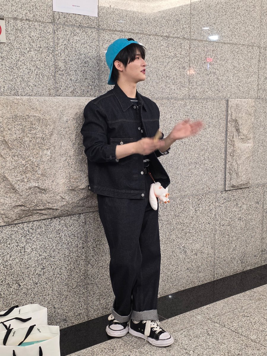 웁바 tweet media