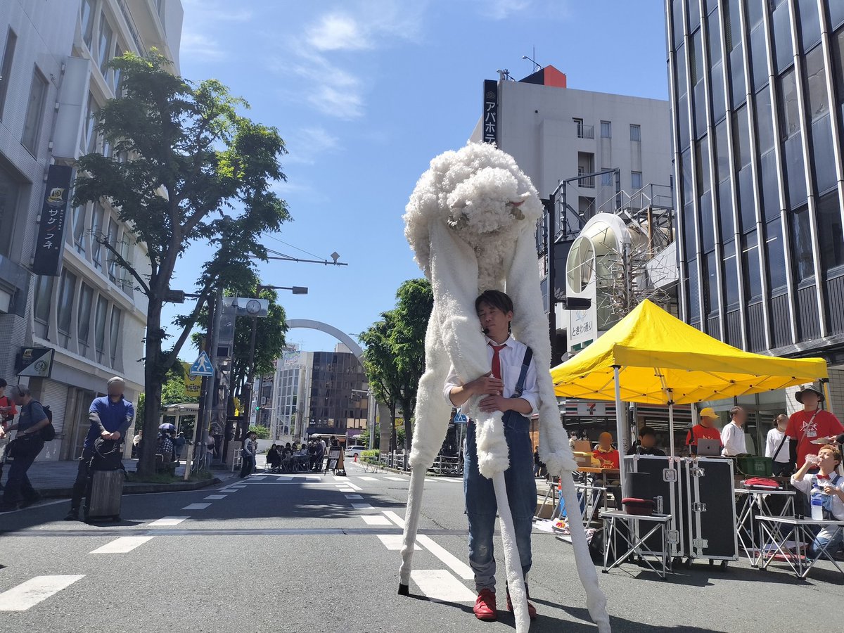 ◎豊橋
羊に包まれるSUKE3。
ぐっすり眠れそう。
#せせらぎ #SUKE3 #SUKE3SYU 
#とよはしアートフェスティバル 
#大道芸inとよはし