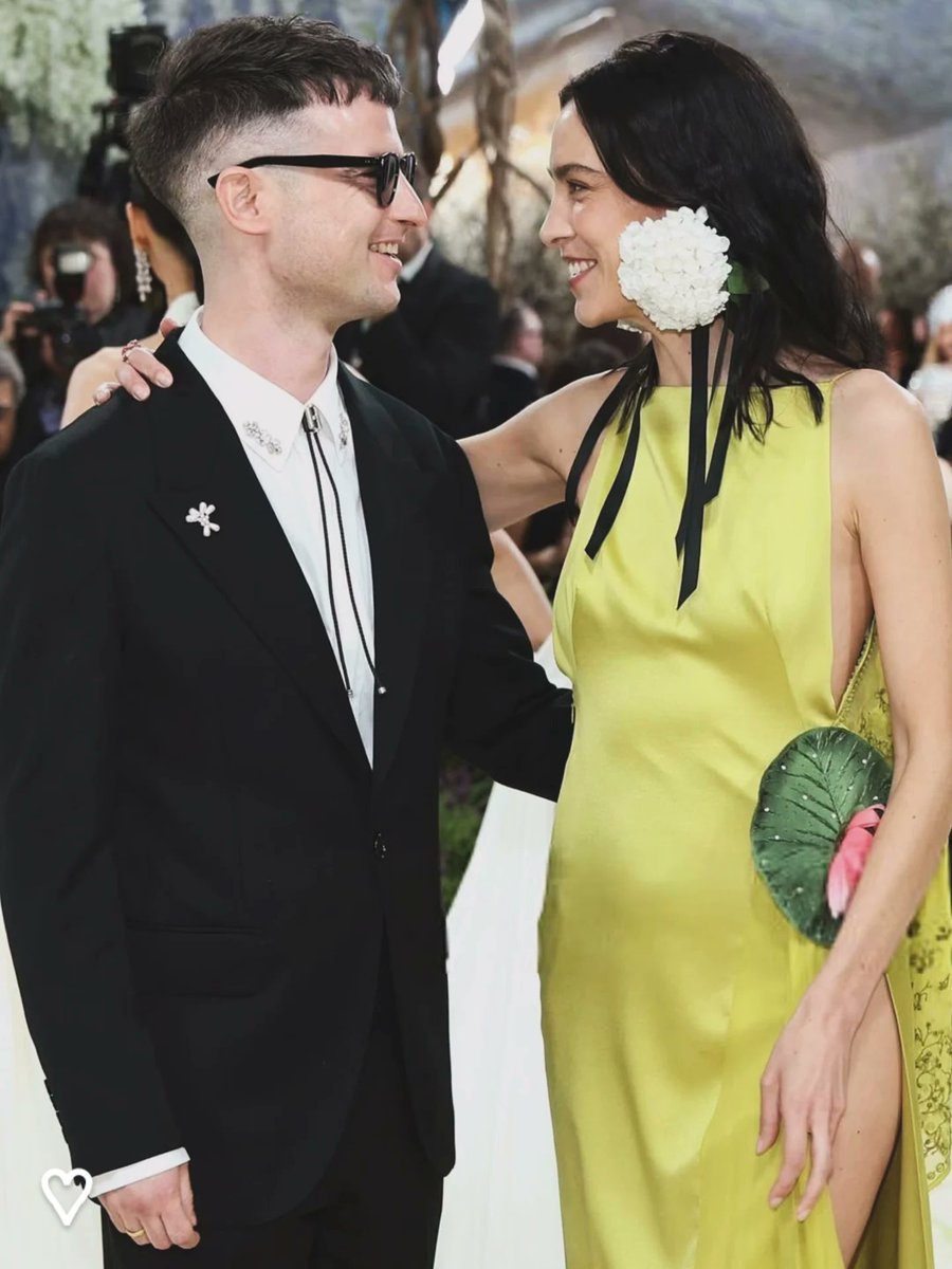 #TomSturridge and #AlexaChung at the #MetGala2026 🖤💛