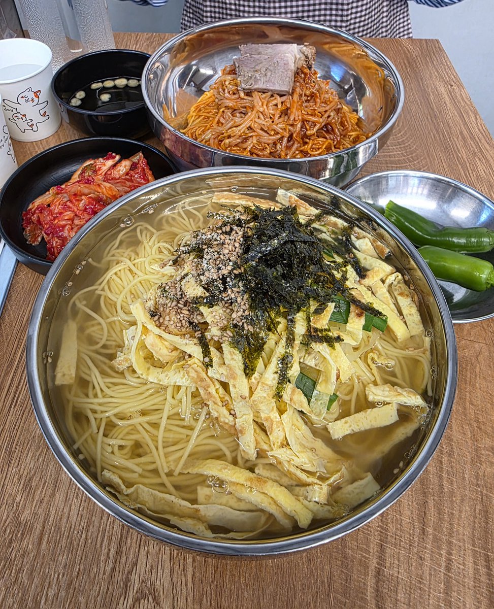 hcsy1209's tweet photo. 오늘 어린이날.
그냥 집에있기 뮜해 어디로 발걸음 해볼까나 하고 있는데,
못가본 시내 국수맛집 있다고 가보자기에 따라나섬. "종로국수"
바로 앞에 추억의 "미도다방" 있길�� 레트로 감성 느껴보고자 전통약차인 "쌍화차" 한잔씩��고
근처 약령시장, 백화점 구경하다 집에 옴. https://t.co/dlULrPszKY