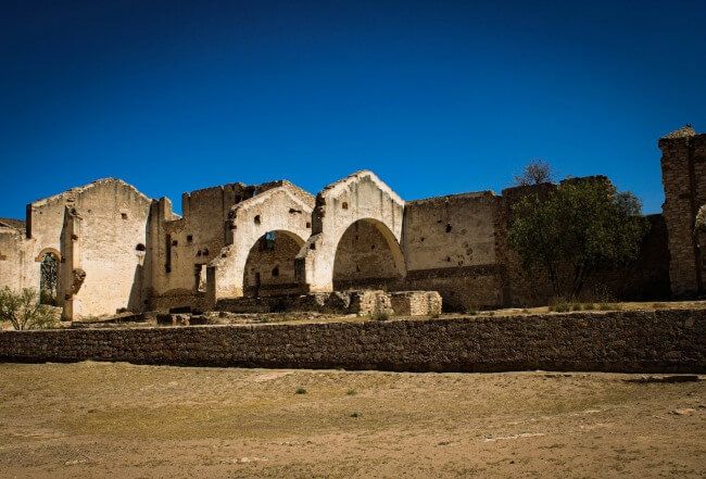 sopitas's tweet photo. ¿Un pueblo fantasma a 3 horas de la CDMX? 👻🌵 Escápate a Mineral de Pozos, el lugar que murió dos veces y hoy renace con hoteles, arte y muchas leyendas entre ruinas mineras. https://t.co/ug5gq5T5OM https://t.co/GYUMFllqBn