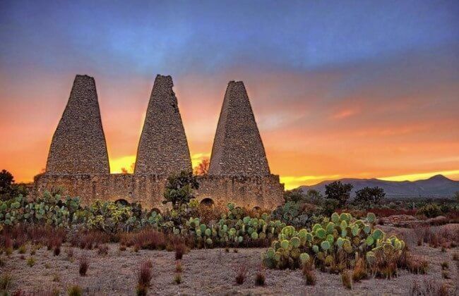 sopitas's tweet photo. ¿Un pueblo fantasma a 3 horas de la CDMX? 👻🌵 Escápate a Mineral de Pozos, el lugar que murió dos veces y hoy renace con hoteles, arte y muchas leyendas entre ruinas mineras. https://t.co/ug5gq5T5OM https://t.co/GYUMFllqBn