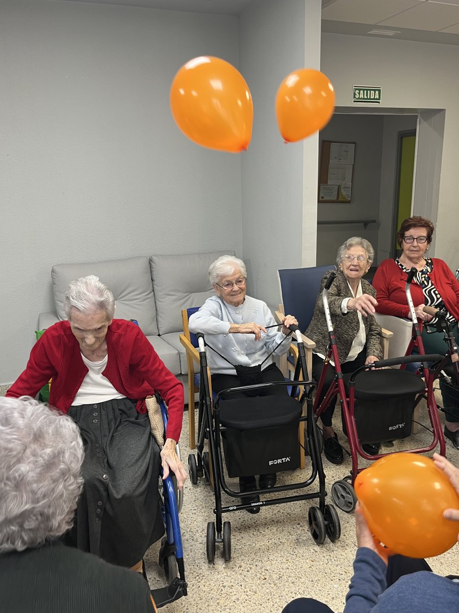 ElParqueResiden's tweet photo. 🎈¡¡Ayer tuvimos una mañana diferente jugando con globos!!
Nos ha encantado y hemos pasado un rato súper divertido.
Nos trasportó a nuestra infancia y movimos todas las partes de nuestro cuerpo.🥰🥰
#ResidenciasClece https://t.co/XtTjnQ694B