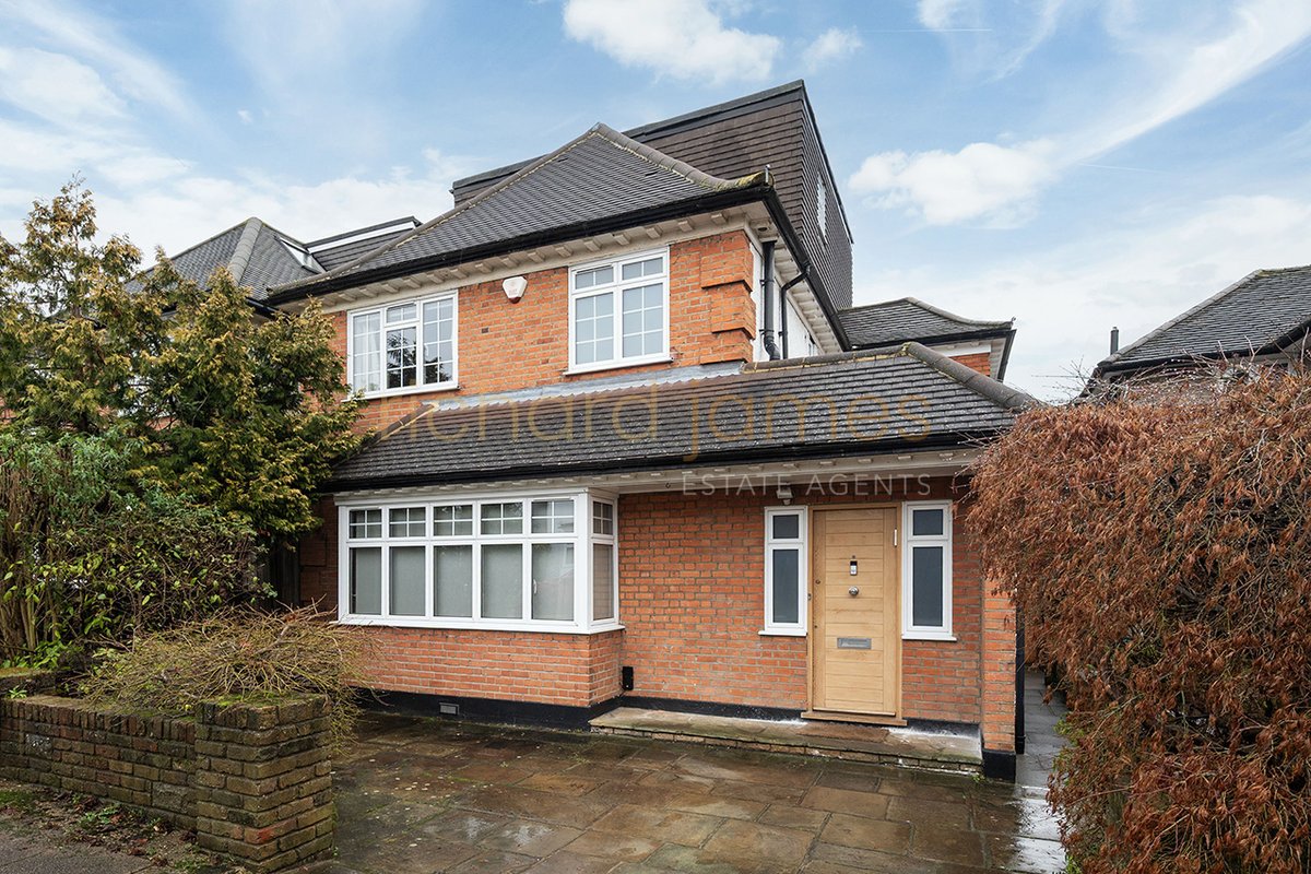 MillHillAgent's tweet photo. 🏡✨ JUST LISTED | Limes Avenue, Mill Hill, NW7 ✨🏡
💷 £1,325,000

A stunning detached family home finished to a high standard and set in a prime Mill Hill location just moments from the Broadway 🚆☕️ https://t.co/MuB7KAyLf2