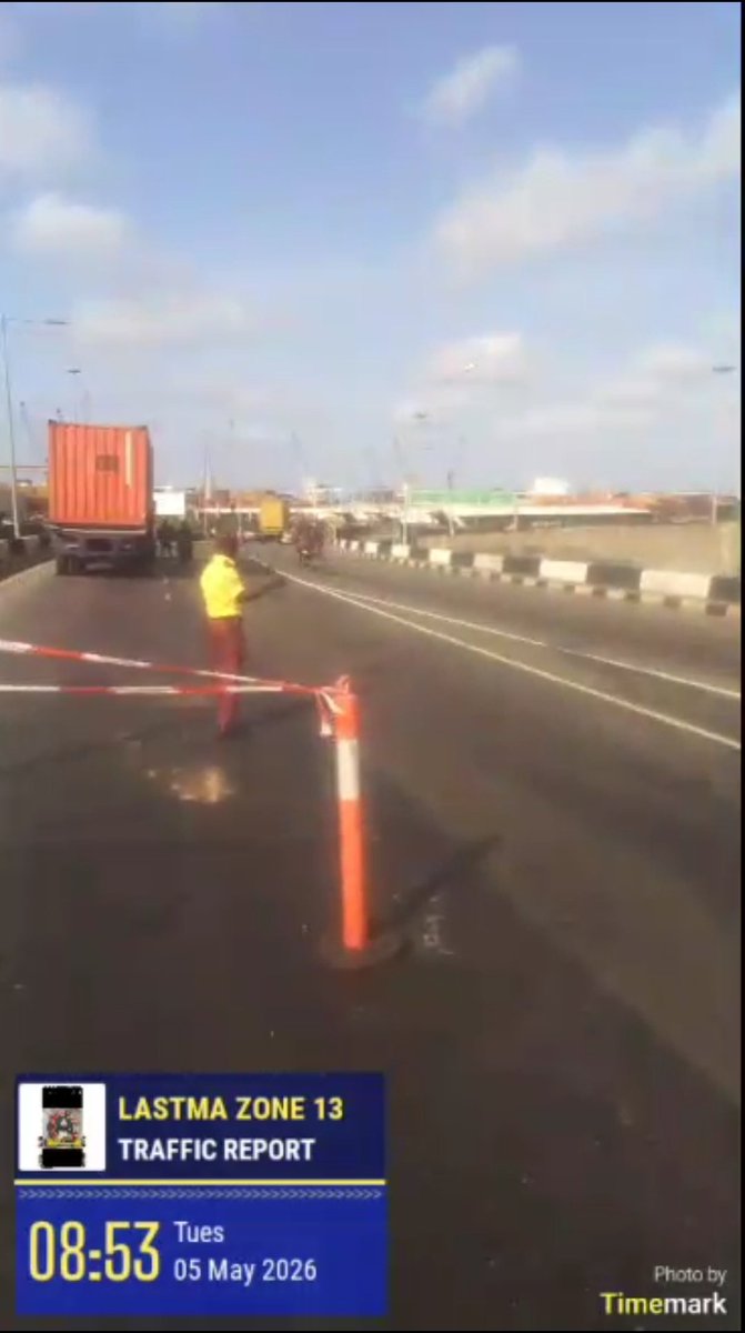 followlastma's tweet photo. [9:03AM] #Apapa
#LiverpoolBridge
#BreakdownReport

Picture of a faulty containerized Truck with a Shaft problem on Liverpool bridge connecting Tin Can island Second gate.

Effort is ongoing to fix it and traffic is well managed by our officials.
#FollowLASTMA
@TrafficChiefNG 
@lagostraffic961 
@trafficpalava