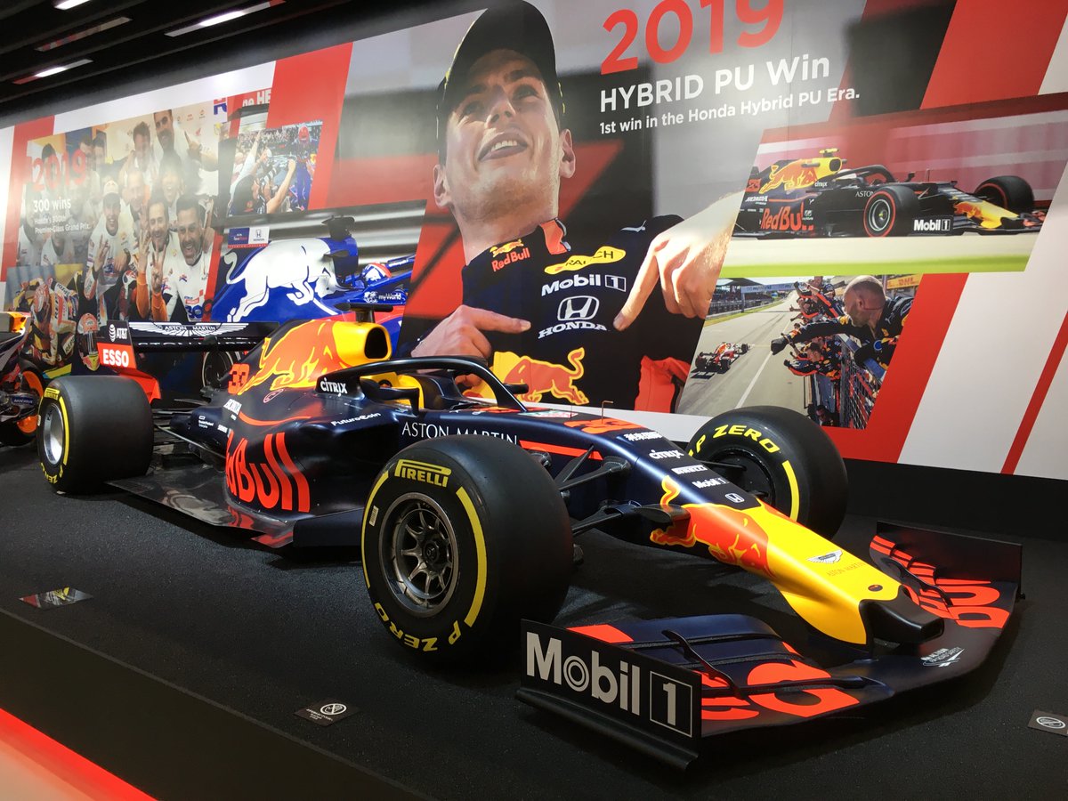 JPSVBP6mYHuhhvJ's tweet image. 4度のF1ワールドチャンピオン、マックス・フェルスタッペンがレッドブルに移籍して10年。

移籍初戦の2016年スペインGPで初優勝は18歳227日でF1最年少記録。

1997年生まれ誕生日来てない28歳。若い。

2019年オーストリアGPでホンダのエンブレムを強調してくれた事は忘れない。

#f1jp
#HONDA
#ホンダ