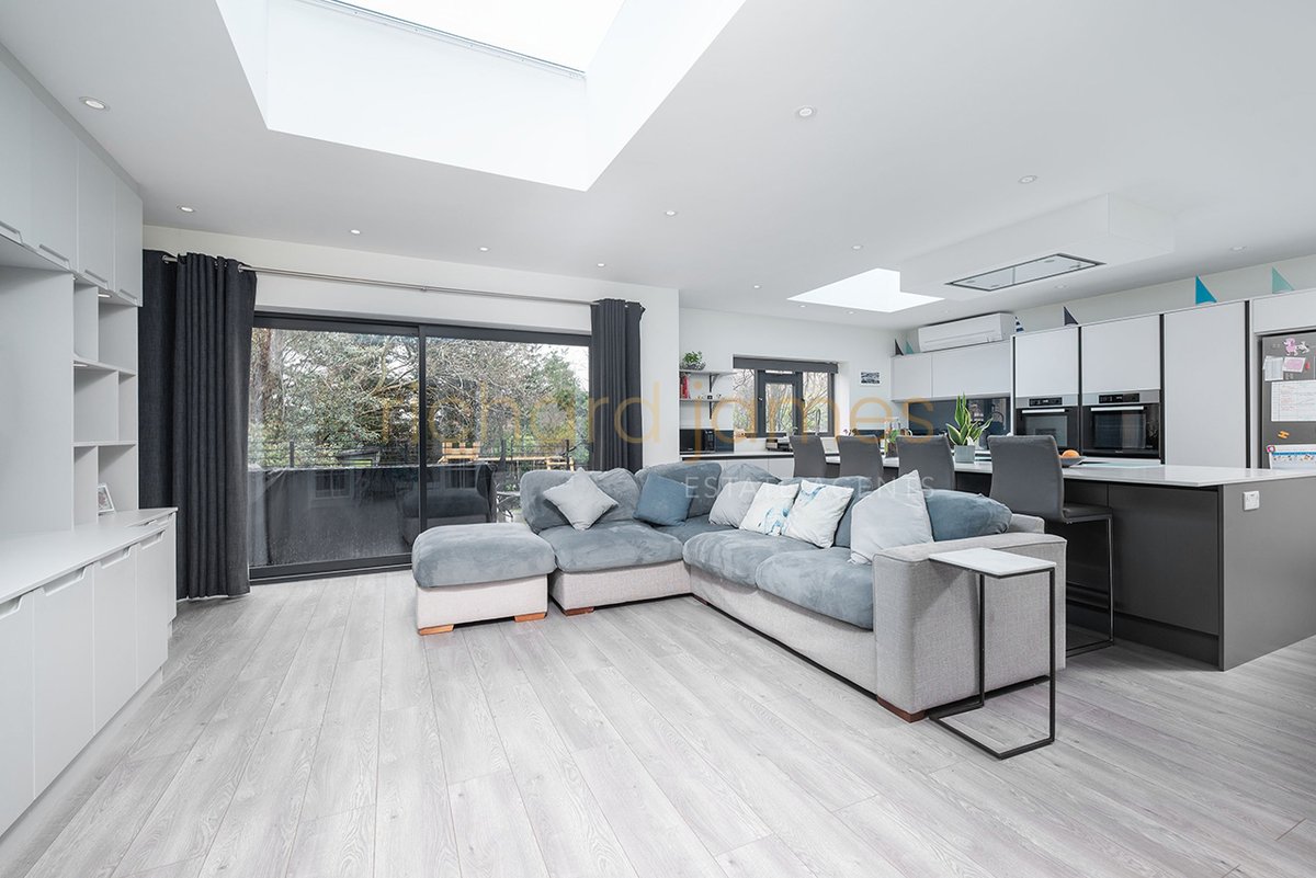 MillHillAgent's tweet photo. 🏡✨ JUST LISTED | Limes Avenue, Mill Hill, NW7 ✨🏡
💷 £1,325,000

A stunning detached family home finished to a high standard and set in a prime Mill Hill location just moments from the Broadway 🚆☕️ https://t.co/MuB7KAyLf2