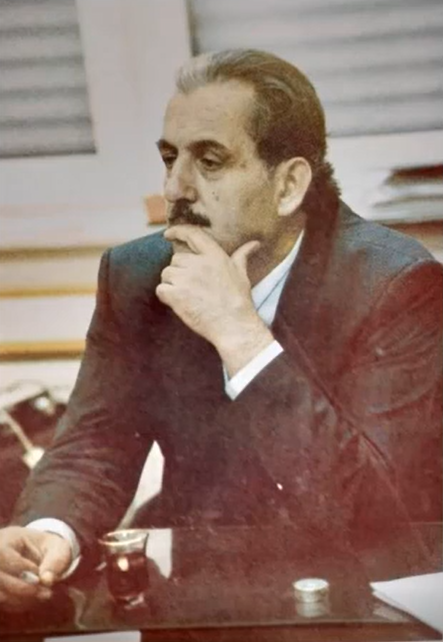 yusufkamadan's tweet photo. Kendisiyle ilk tanıştığımda 20 yaşında bile değildim, o 70'i çoktan devirmişti. Cumhurbaşkanımız da dahil olmak üzere çok adam yetiştirdi. Bize de son dönem talebelerinden olmak nasip oldu hamdolsun. Vefatının mîlâdî 7. sene-i devriyesinde rahmetle, hürmetle yâd ediyorum. https://t.co/Xz7RrUwR81