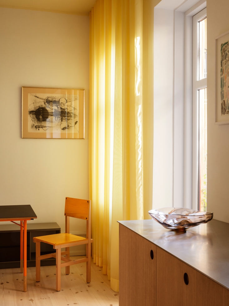 DustinMPeyser's tweet image. Remodelista Reconnaissance: Lemony Curtains in a Copenhagen Flat dlvr.it/TSN8y0 👉 Reveal Your ROI bit.ly/MyHomeAI 👈 #HomeDecor #InteriorDesign #Copenhagen #YellowCurtains #SustainableLiving