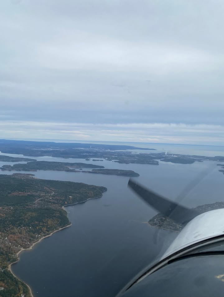pilotsahra's tweet image. Just a quick preflight… and this view ✈️ #aviation #pilotlife #preflight #cockpitview #avgeek #空 #飛行機 #パイロット