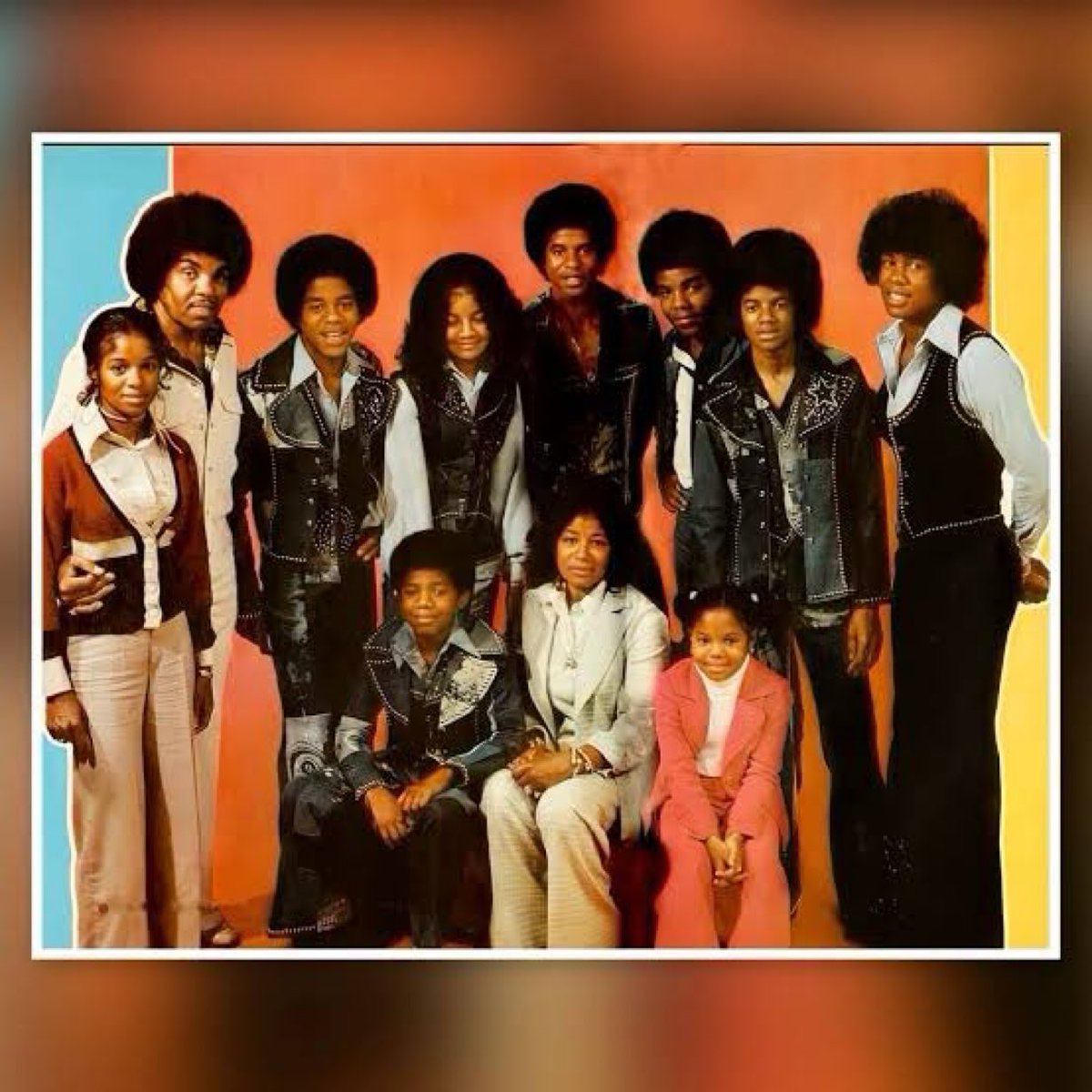 AuthorJoeNBrown's tweet photo. @charlesmore25 6 boys and 3 girls is a HUGE family. The oldest daughter Rebbie shared how all 11 lived in a 2 bedroom home before moving from Gary, Indiana to Los Angeles, CA. #TheJacksons #JacksonFive #Jackson5 #MichaelMovie
Janet, Randy, Michael, Marlon, LaToya, Jermaine, Jackie,Tito, Rebbie https://t.co/At5j59DPnQ